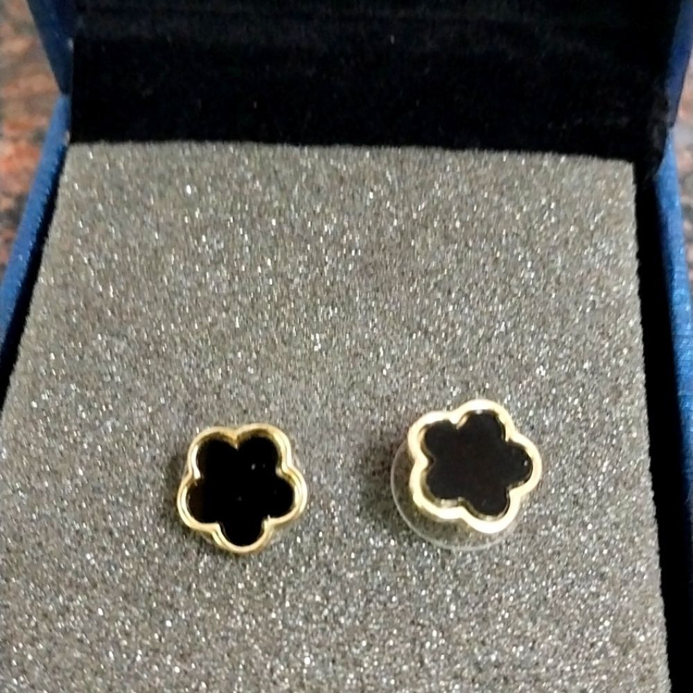 Goldtone Clover famous maker look-alike earrings...NEW